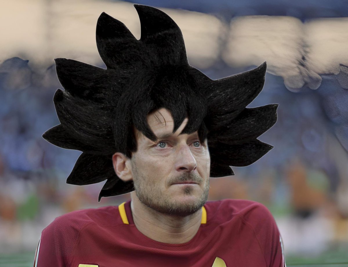 Totti, in lutto , si mette in testa la parrucca usata nel carnevale 2001 ed esclama:”a dragonbo’ ma che hai combinato”…