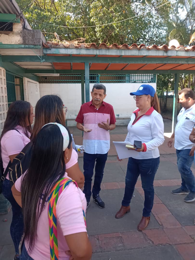 Autoridad única de educación @LeiraSuarezPsuv junto al viceministro Pedro Díaz, visitan la UEN San Mateo supervisando la infraestructura para el inicio de atención Integral de BRICOMILES. #VenezuelaMujer @NicolasMaduro @_LaAvanzadora @MPPEDUCACION @LeiraSuarezPsuv