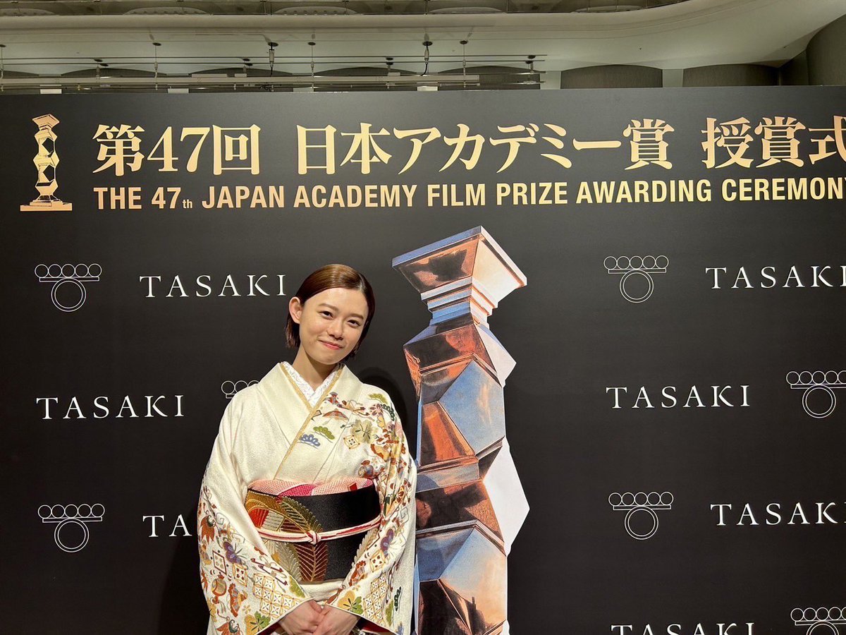cheesefilm_toda's tweet photo. ／
#第47回日本アカデミー賞 🏆
＼

#市子
優秀主演女優賞（#杉咲花）受賞㊗️

本日、授賞式に僕も応援で出席させて頂きました☺️
杉咲花さん、本当に本当におめでとうございました🎊

最優秀受賞の安藤サクラさんも、受賞された全ての映画人の皆様も、本当におめでとうございました🎊

今日、感じていることを少し���

撮影中は、日本アカデミー賞なんて頭の片隅にもなくて、そんな規模感の企画でもなくて。
だけど、杉咲花さんはじめ、素晴らしいキャストさん、最高のスタッフさんのお力で、こんな夢の場所まで連れて来て頂けました。

丁寧に、真摯に作品と向き合えばこんな夢のようなことがあるんだと、凄く勇気を貰いました。

小さな劇場で始まった演劇『#川辺市子のために』という作品が、映画『#市子』となって、沢山の人に知って頂けたこと。
沢山の映画祭で海外の人々に観て貰えたこと。
そして、本日のように権威ある沢山の賞に参加できたこと。

感謝しかありません。

『市子』と出会い、関わり、応援してくださった全ての皆様に感謝申し上げます🙇

そして、これからまた新たな気持ちで誰かの心に響く作品を創っていけるように精進してい��ます✨✨

本当にありがとうございました‼️

#市子
#杉咲花
#戸田彬弘
#日本アカデミー賞