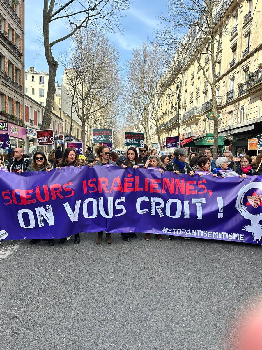Nous marchons ce 8 mars car la parole des femmes ne doit pas être invisibilisée en fonction de leur origine ou leur religion.

Nous marchons pour un féminisme universaliste.

Nous marchons parce que le 7.10 le viol et les violences sexuelles ont été utilisés par le Hamas de