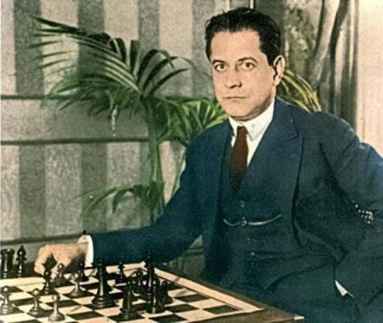 Este día de 1942, fallece en Nueva York, el Gran Maestro José Raúl Capablanca, conocido como La máquina de jugar ajedrez. Capablanca muestra desde pequeño su gran talento. Según recoge la historia, aprende a jugar observando a su padre, al cual derrota en 1892.