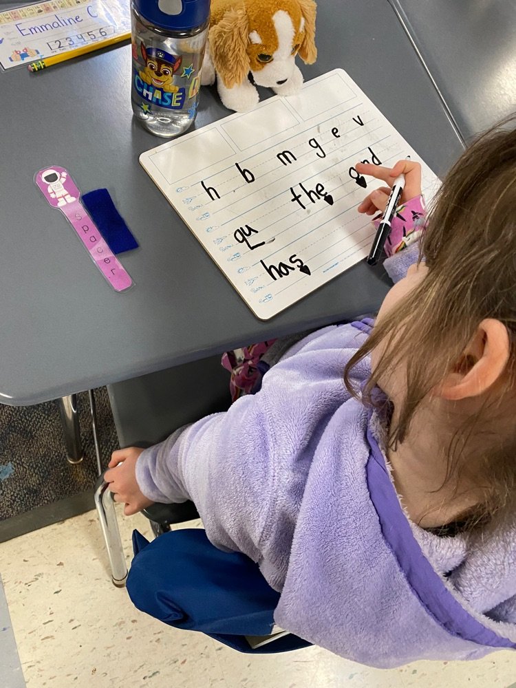 Kindergartners working on writing sight words...sometimes you have to learn parts of words by heart, like the /z/ sound in 'has' #mursd #HPClough #littlereaders