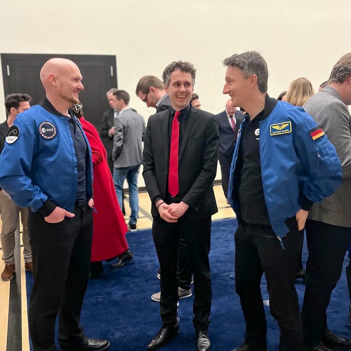 Wann landen die nächsten Menschen auf dem Mond 🌓? Sind Alexander Gerst und Matthias Maurer dann im Rahmen der Artemis-Mission 3 dabei? Wie sieht unsere Erde 🌎 aus dem All aus? Darüber haben wir uns in Washington DC ausgetauscht. @Astro_Alex @astro_matthias