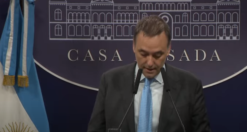 Dataclave's tweet photo. 🚨#AHORA | @madorni: "El Salón de las Mujeres de Casa Rosada pasará a llamarse Salón de los Próceres por decisión de Karina Milei" https://t.co/1hPnlV2AIh