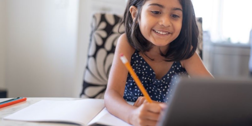 AboutKidsHealth's tweet image. Children who spend a lot of time on electronic screens may experience computer vision syndrome or digital eyestrain. These 6 tips can help ease digital eyestrain: ow.ly/jbvc50QMYie #DigitalEyestrain #EyeTiredness #DryEyes