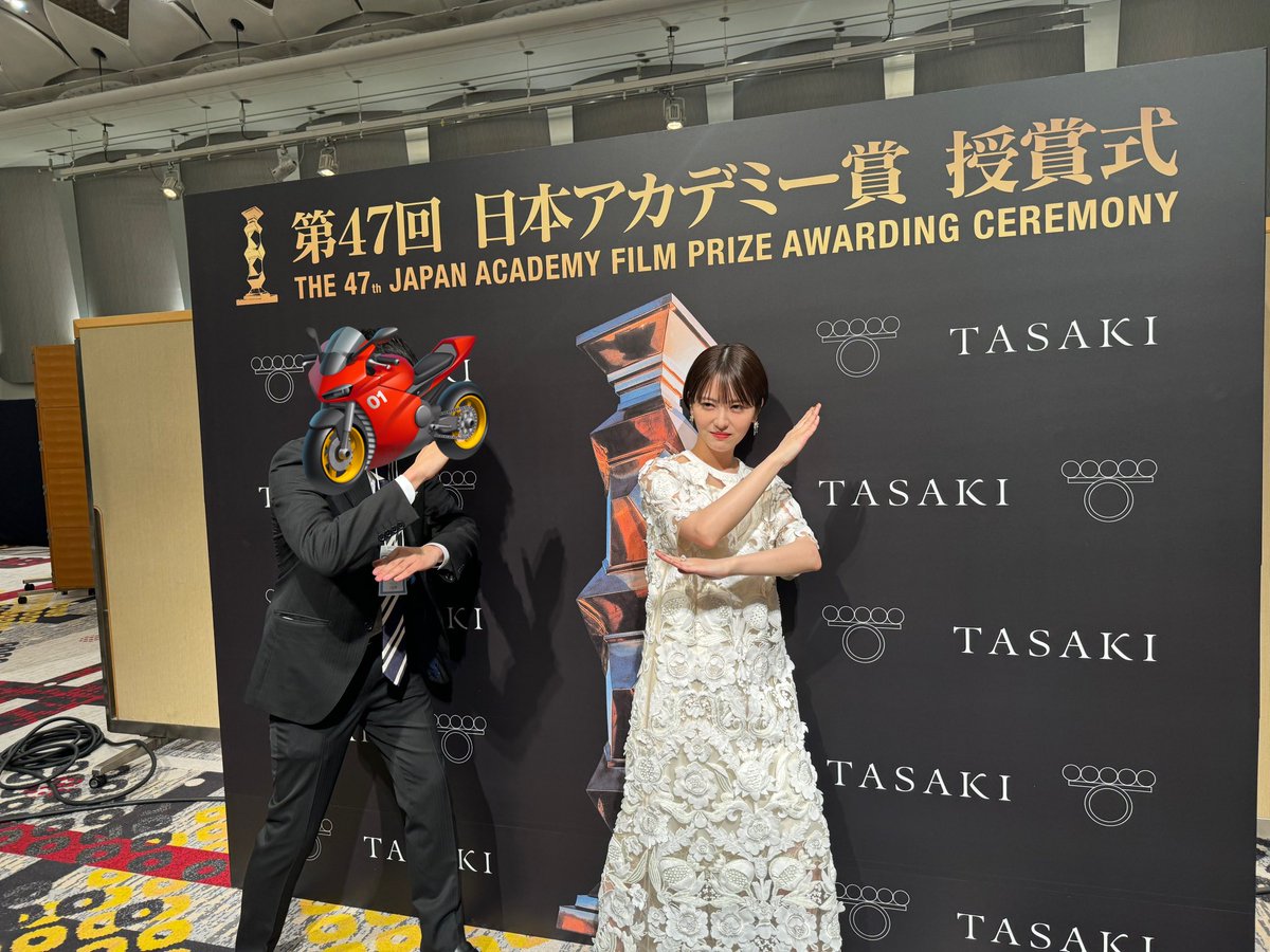 MINAMI373HAMABE's tweet photo. 第47回日本アカデミー賞ありがとうございま��たーー!!🛸
『ゴジラ-1.0』『シン・仮面ライダー』という素晴らしい作品に出会うことができ、ここまで連れてきていただいたことへ感謝の気持ちでいっぱいです🛸
そして『ゴジラ-1.0』作品賞もおめでとうございます!皆様に直接、おめでとう!をお伝えでき、この場に参加できた幸せを感じました🛸
安藤サクラさんのトロフィー2本持ちがライトセーバーみたいでカッコよすぎる!!とゴジラチームで大盛り上がりしていました🛸スピーチも素敵すぎて生で拝見できて最高の思い出です!
皆様本当にありがとうございましたー！