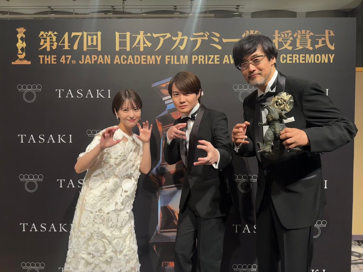 MINAMI373HAMABE's tweet photo. 第47回日本アカデミー賞ありがとうございま��たーー!!🛸
『ゴジラ-1.0』『シン・仮面ライダー』という素晴らしい作品に出会うことができ、ここまで連れてきていただいたことへ感謝の気持ちでいっぱいです🛸
そして『ゴジラ-1.0』作品賞もおめでとうございます!皆様に直接、おめでとう!をお伝えでき、この場に参加できた幸せを感じました🛸
安藤サクラさんのトロフィー2本持ちがライトセーバーみたいでカッコよすぎる!!とゴジラチームで大盛り上がりしていました🛸スピーチも素敵すぎて生で拝見できて最高の思い出です!
皆様本当にありがとうございましたー！
