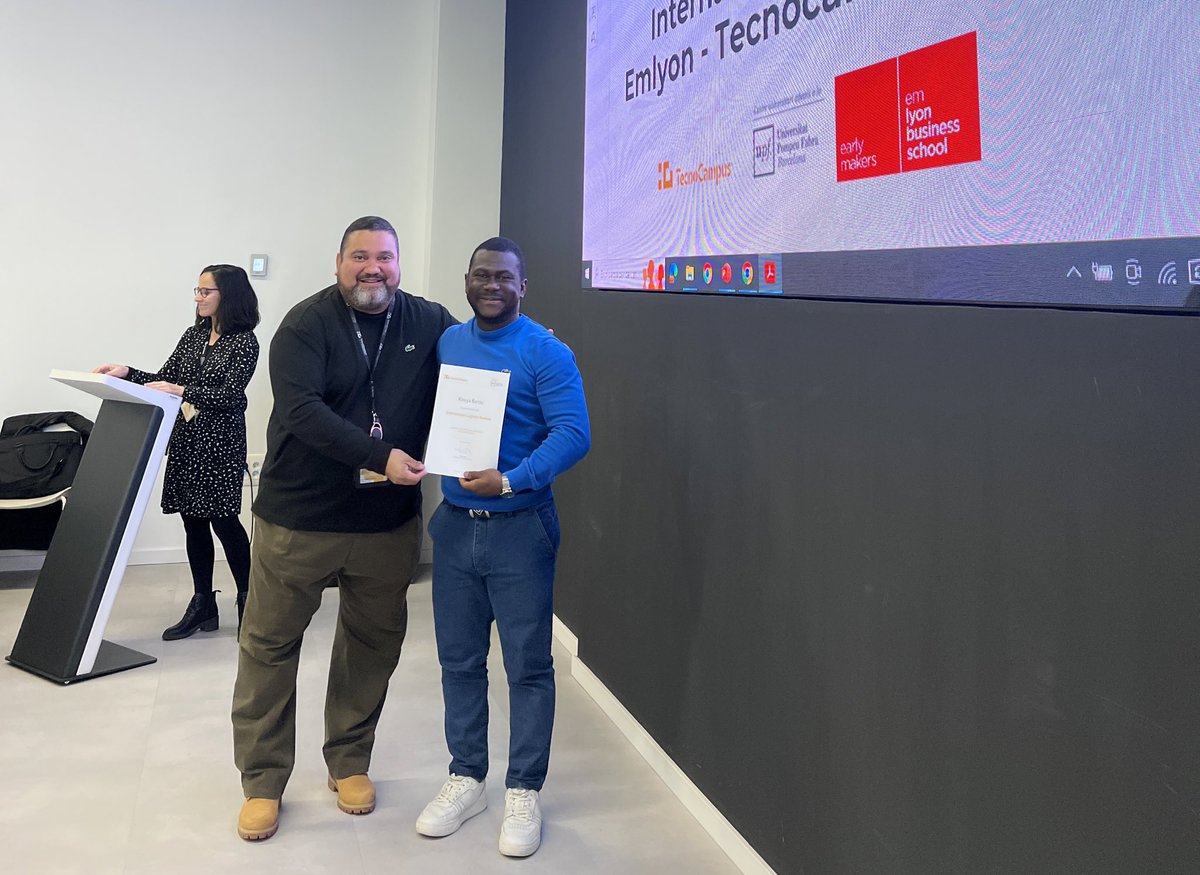HUB4TecnoCampus's tweet photo. 👋 Los estudiantes de @EMLYON 🇫🇷 ponen fin al programa con la recogida de sus diplomas🎓 que acreditan la formación internacional enfocada #Logística, #NegociosMarítimos 🚢 y #Riesgo en #OperacionesLogísticas, en formato #InternationalProgram de @TecnoCampus.
¡Enhorabuena🥳! https://t.co/t3OHIBFeb0