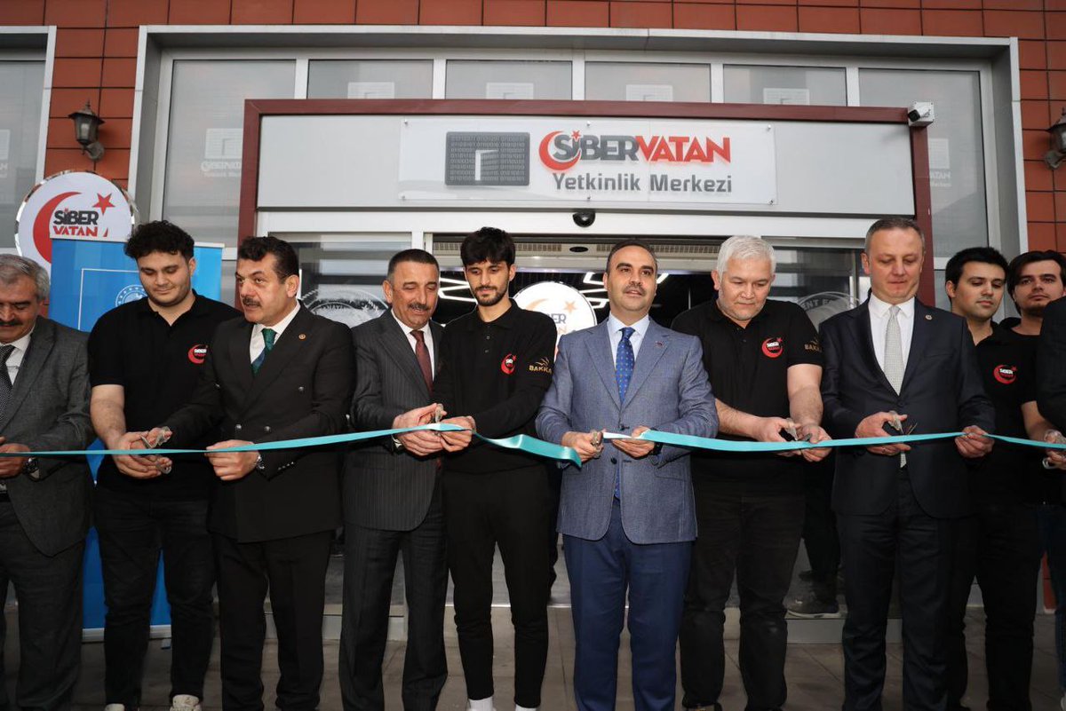 Sanayi ve Teknoloji Bakanı Mehmet Fatih Kacır’ın katılımıyla gerçekleşen Siber Vatan Yetkinlik Merkezi açılış töreninde takımımızı ve projelerimizi anlattık. Değerli ziyaretleri ve destekleri için sayın bakanımız
<a href="/mfatihkacir/">Mehmet Fatih KACIR</a> ’a teşekkür ederiz.
<a href="/TCSanayi/">Sanayi ve Teknoloji Bakanlığı</a>
<a href="/TCBAKKA/">TCBAKKA</a>
<a href="/siber_vatan/">SiberVatan</a>