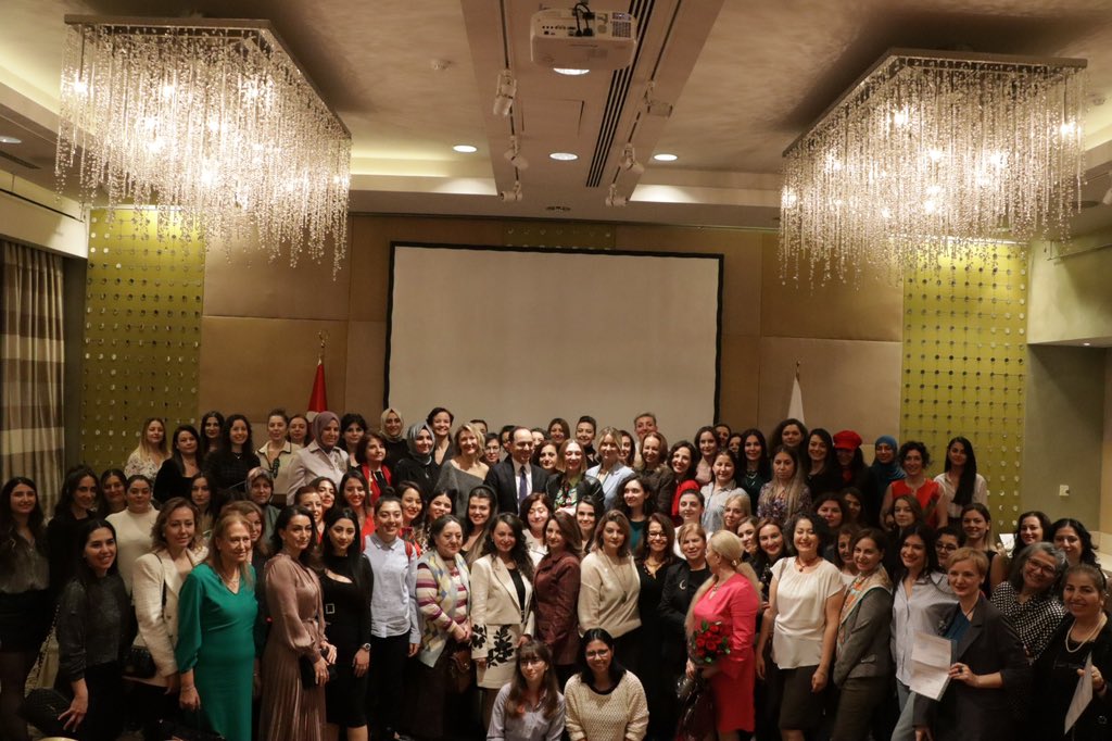 TC_MoskovaBE's tweet photo. 8 Mart Dünya Kadınlar gününü ünlü tasarımcımız @ArzuKaprol’ün katılımıyla Moskova’da kutladık.
Emeği geçen herkese teşekkür ediyor, tüm kadınların Dünya Kadınlar gününü tekrar kutluyoruz. 💐
#ENKA #THY #ArzuKaprol #MTKO https://t.co/3jcfaifkIb