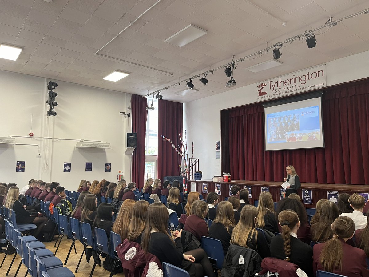 Our final lecture of the day is with the wonderful Charlotte Clowes! 💜💚🤍