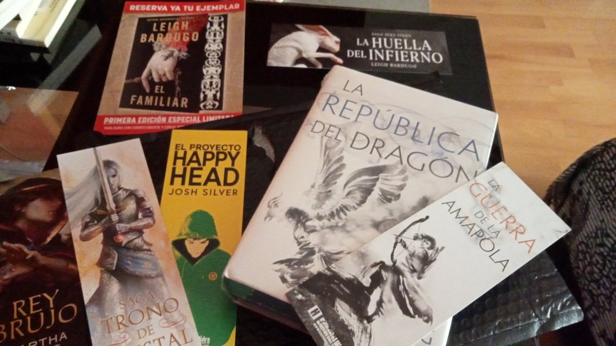 Gracias a @EdHidra !! Me encanta como cuidan de sus libros!! Bien envuelto con su papel de burbuja y ya no hablemos de los detalles de los marcapáginas. Mil gracias. #LaRepublicaDelDragón.