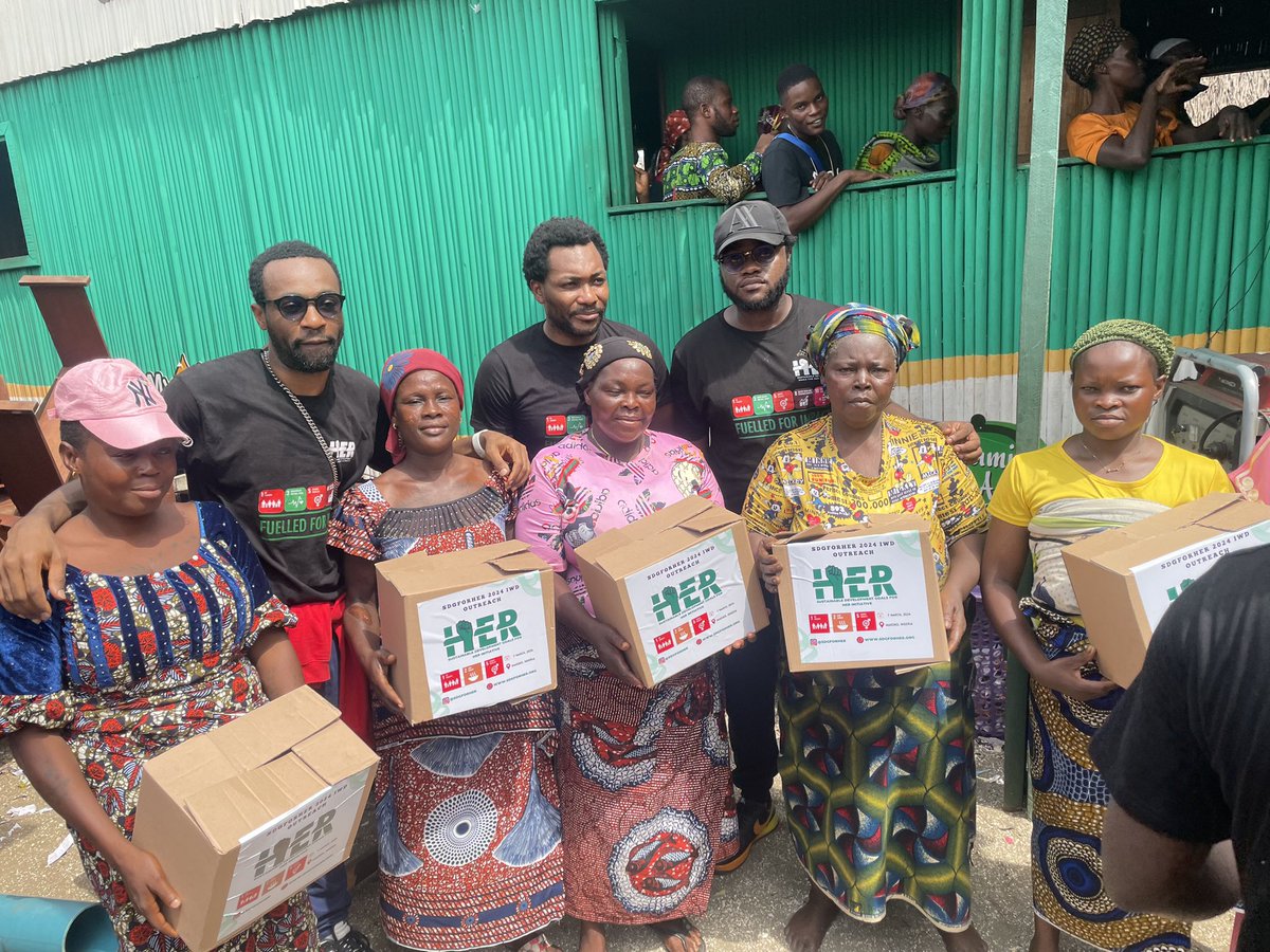 TopeTedela's tweet photo. In celebration of International Women’s Day, I joined @sdgforher as we stood in alignment with SDG 2: Zero Hunger, bringing essential food and provisions to the women of Makoko, Lagos.
Happy International Women’s Day 🫶🏾
#ZeroHunger #IWD2024 #SDG2 #CommunityOutreach #TopTed https://t.co/RFTFJcHblk