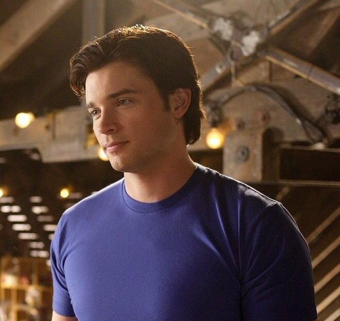 returnofscully's tweet photo. good morning to clark kent wearing that one blue t-shirt https://t.co/3MtkcinSst