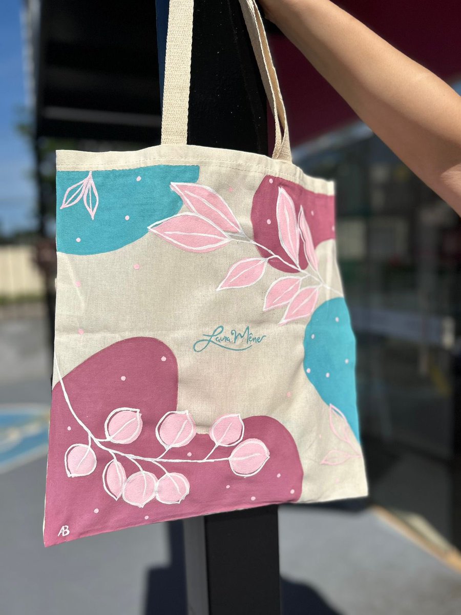 ariannebotelho's tweet photo. Ecobags da parceria abotelho e @/lauramene.confeitaria disponíveis na rede vizinha. Todas pintadas à mão e grandes o bastante pra qualquer rol��: mercado, academia, aula https://t.co/8cI3eerh43