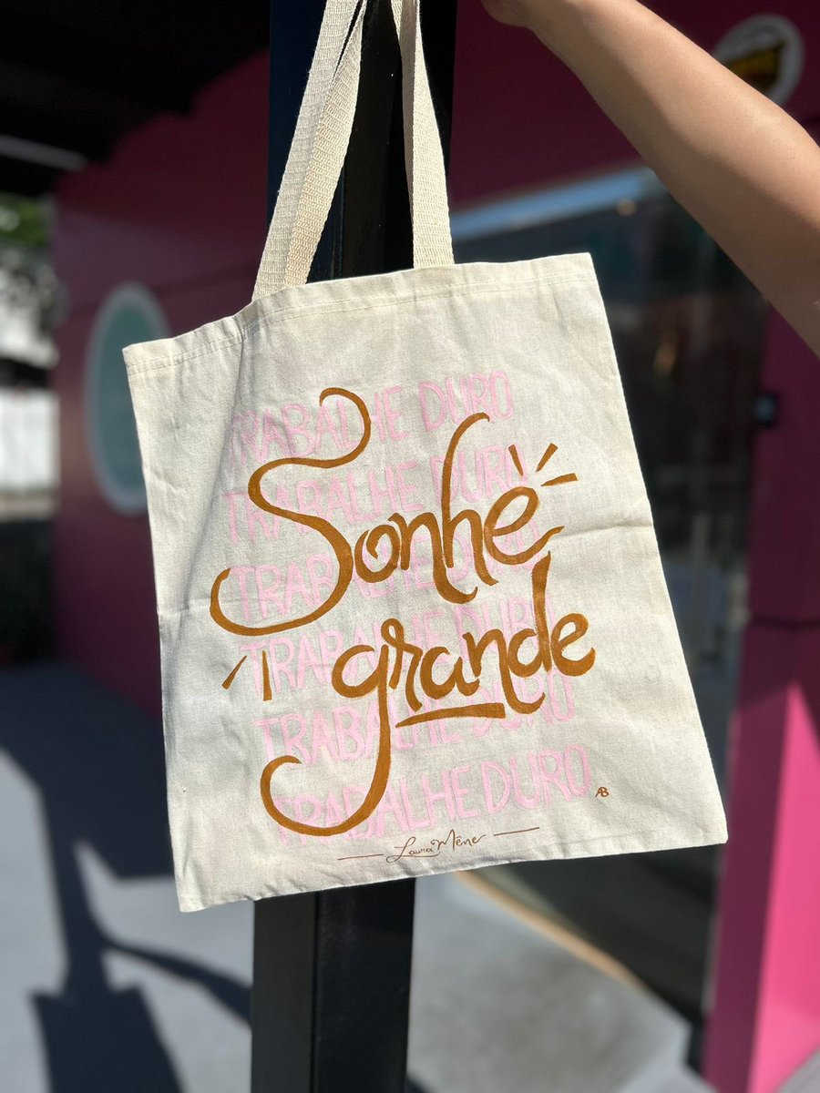ariannebotelho's tweet photo. Ecobags da parceria abotelho e @/lauramene.confeitaria disponíveis na rede vizinha. Todas pintadas à mão e grandes o bastante pra qualquer rol��: mercado, academia, aula https://t.co/8cI3eerh43