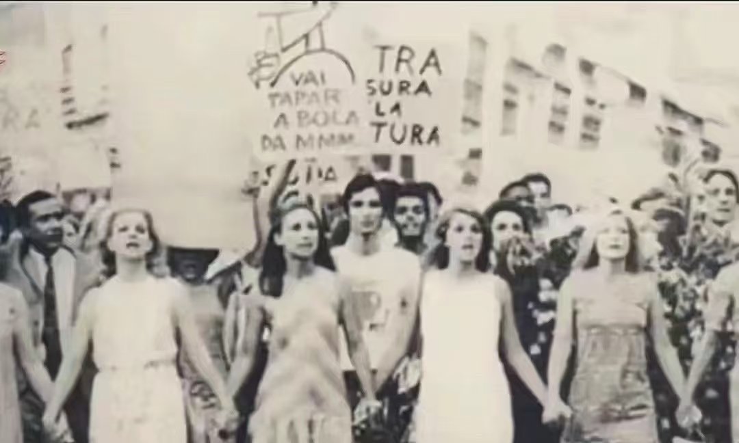 【三、八妇女节的来历】 1857年至1908年3月8日，美国纽约、芝加哥等市的制衣和纺织女工通过游行，要求当局改善工作环境、加薪、实行8小时工作制和获得选举权。 尽管受到了警方的阻挠与打压，但她们通过不屈不挠不断抗争最终取得胜利。 后来这一天被定为：国际女性权益日