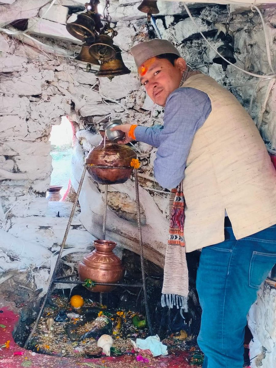Harishmehra__'s tweet photo. आज महा शिवरात्रि पर्व पर अपने ग्राम पंचायत बैडा में प्राचीन शिव मंदिर मास्केश्वर महादेव में जल चढ़ा कर पूजा अर्चना की ......!!
@pushkardhami @Shashankrawat29 @sureshgaria_bjp https://t.co/fRzFt5oLdI