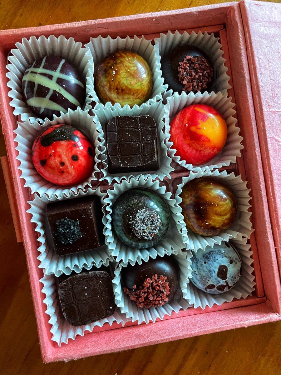 Tanai x-iin aldart <a href="/menkyu/">Mendee Menkyu</a> nadaa iim goy choco yavuulsan baihiin 😍🤩 Guemun medremjtei shu #knipschildtChocolatier