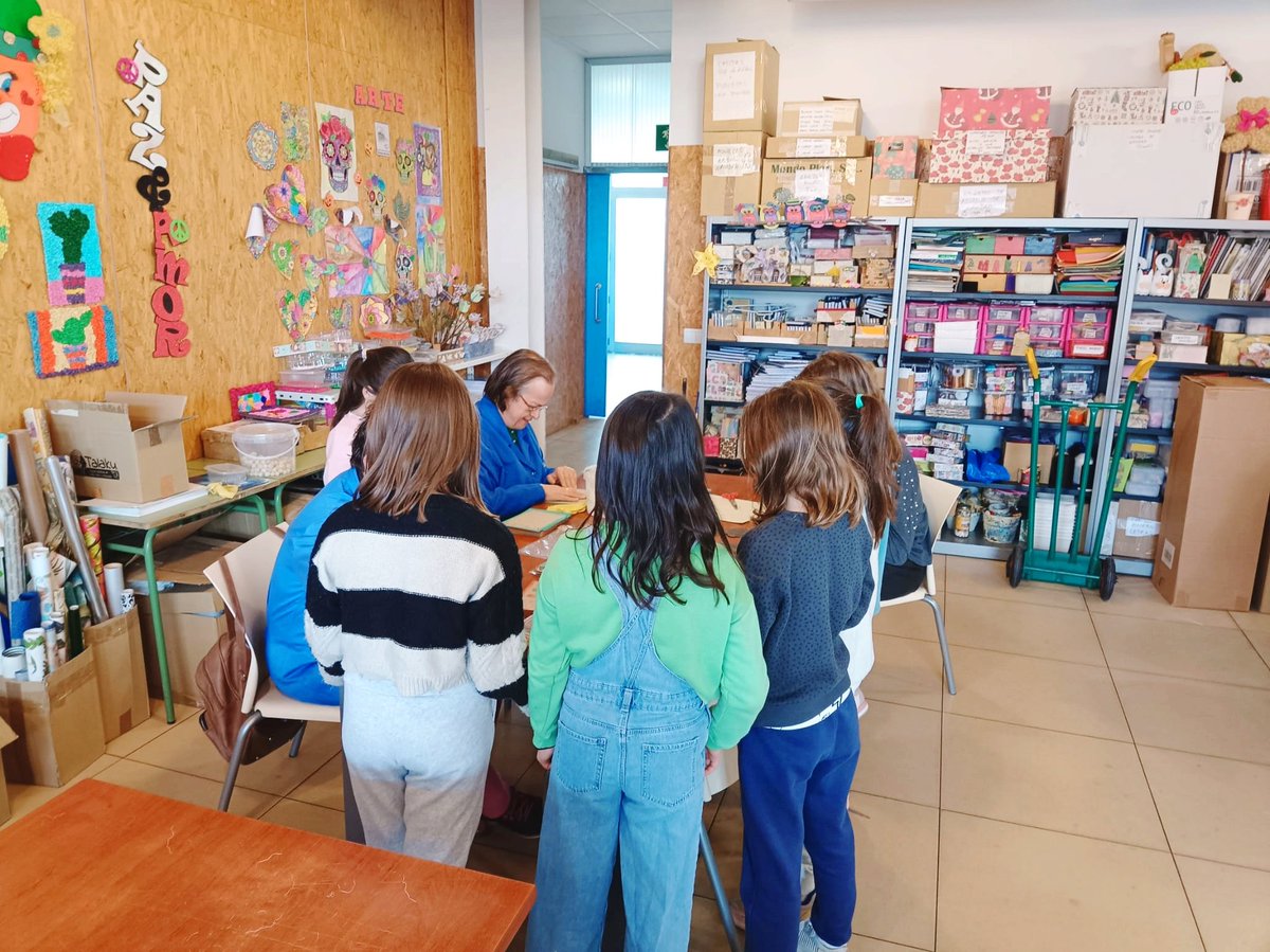 Alumnxs del #CEIPElSanto en #AlcázarDeSanJuan visitan el Centro Ocupacional Frida Kahlo.
Durante la visita, han podido conocer el trabajo que se hace en el centro y aprender más sobre Frida Kahlo, a quien han estado estudiando en clase con motivo del #DiaInternacionalDeLaMujer ♀️