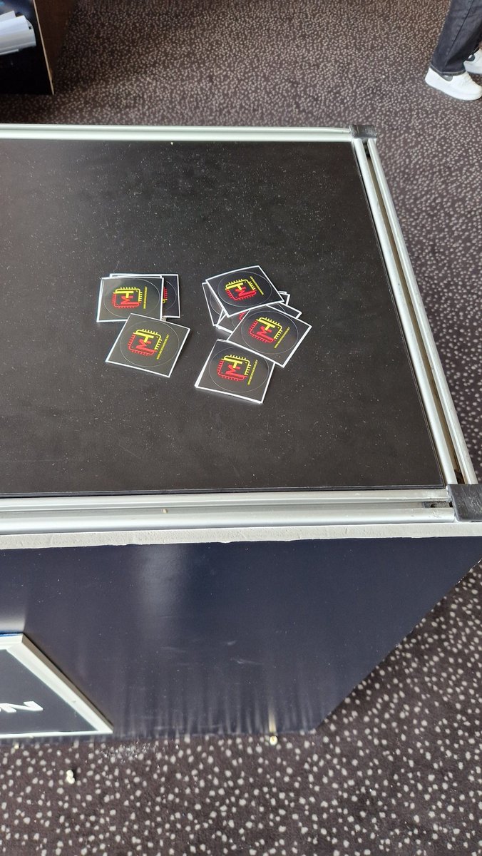 _microhackers_'s tweet image. Pegatinas de @micr0hackers en el mostrador de acreditación de la @rootedcon. Corred que se acaban!! #microhackers #rootedcon #pegatinas #feeebies