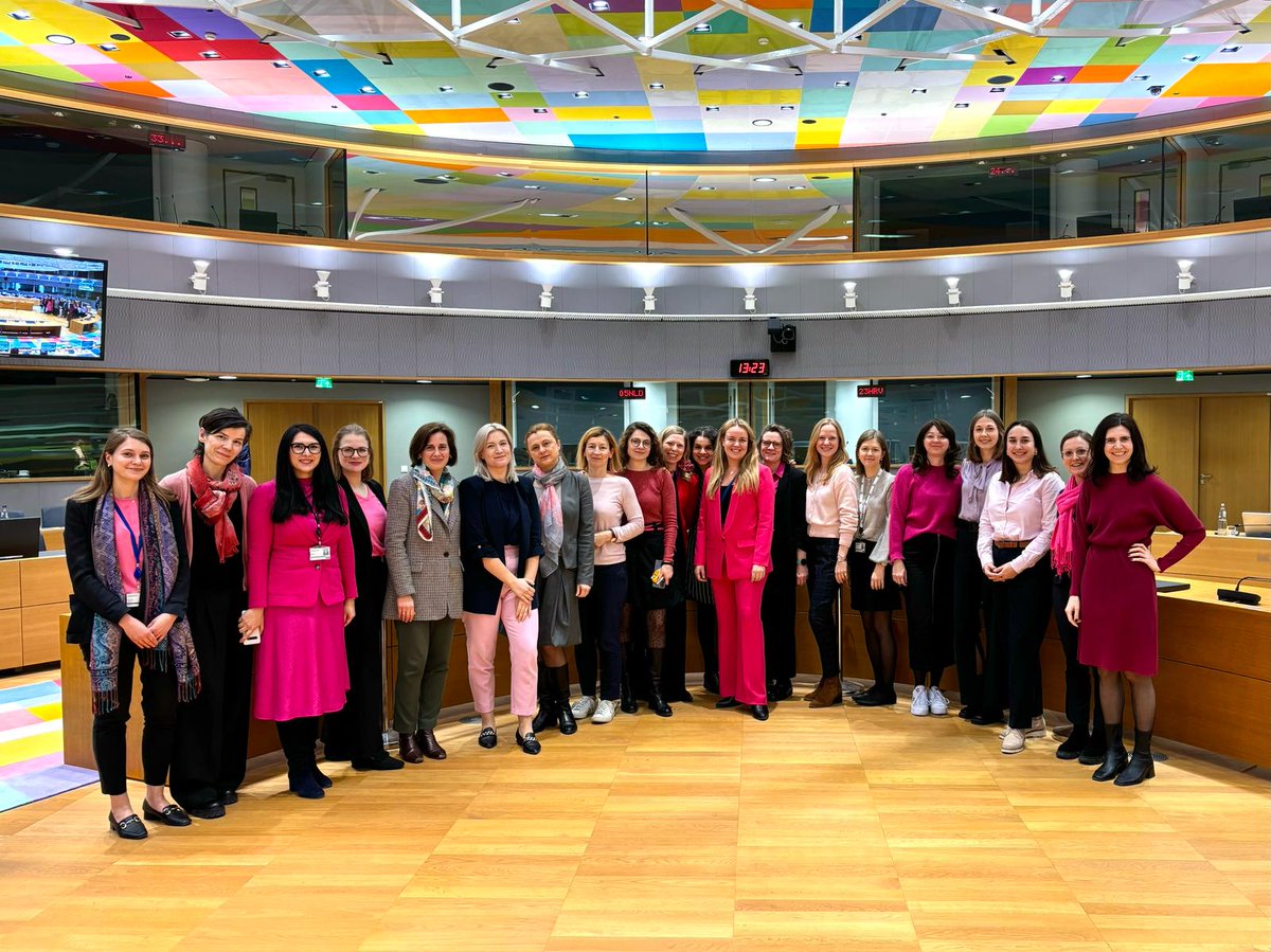 HanneDeRoo's tweet image. Happy to celebrate International Women&apos;s Day with these strong, intelligent &amp;amp; kind ambassadors, Mertens&apos; and diplomats 💖 #IWD2024 #Coremer @EU2024BE