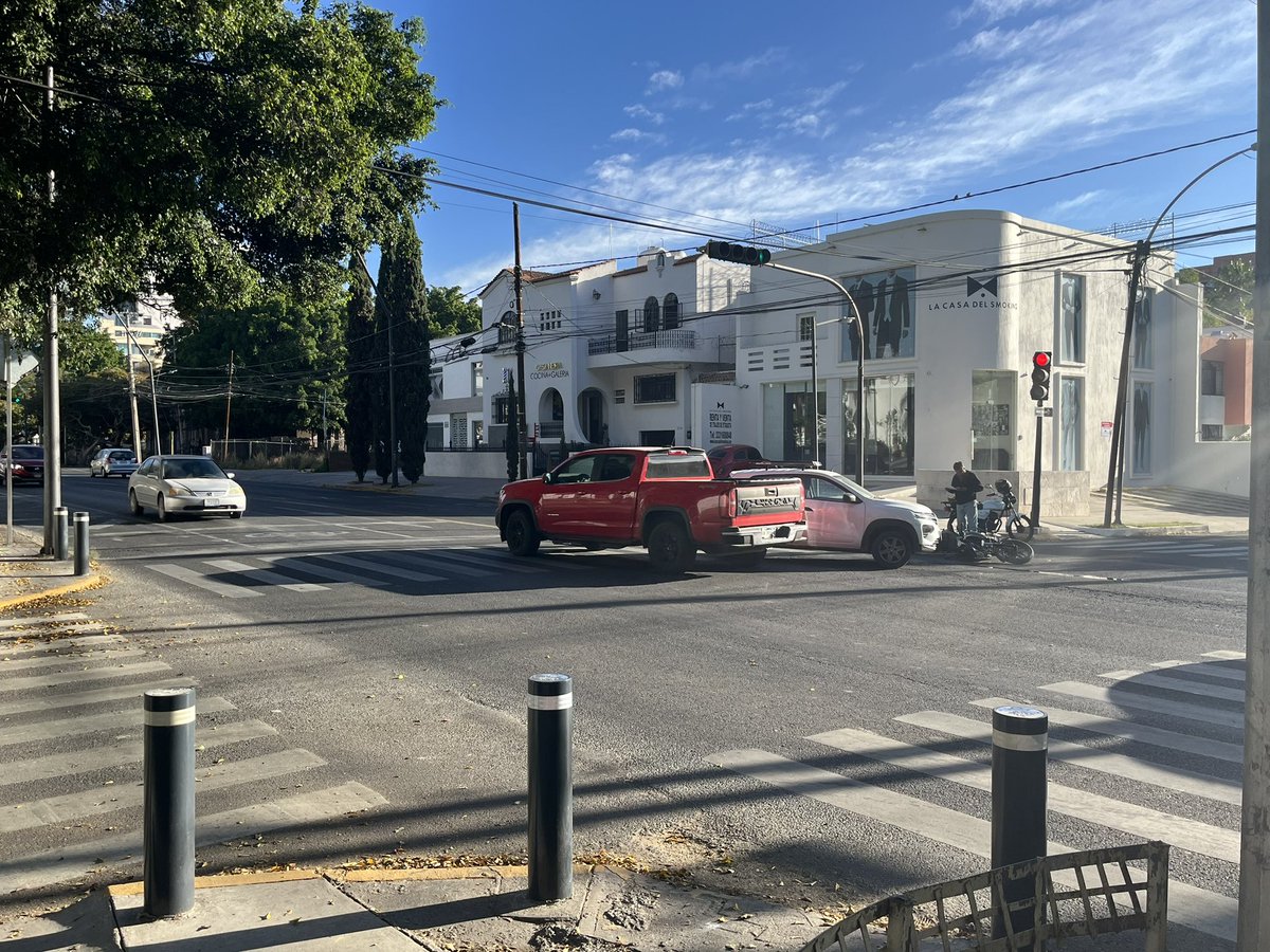innyec's tweet photo. #AccidenteVial la moto 🏍️ circula norte a sur misma dirección del auto. Un auto en precaución y quiso dar vuelta a la izquierda pero la moto quiso pasar por la izquierda. https://t.co/AW6Cpe1NEF