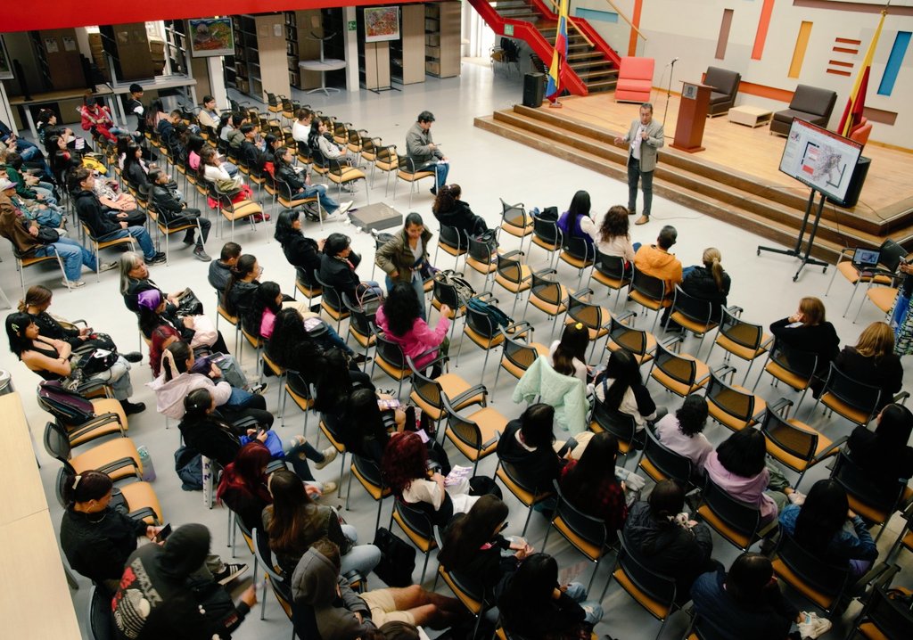 #GenerandoUD 💜
Que los abrazos y las sonrisas sean todos los días, que hoy sea un motivo más para reconocer y apoyar las ideas y las acciones de las mujeres que transforman la sociedad y que cada día materializan sus derechos y libertades 👏

#UDLibredeViolenciasYDiscriminación