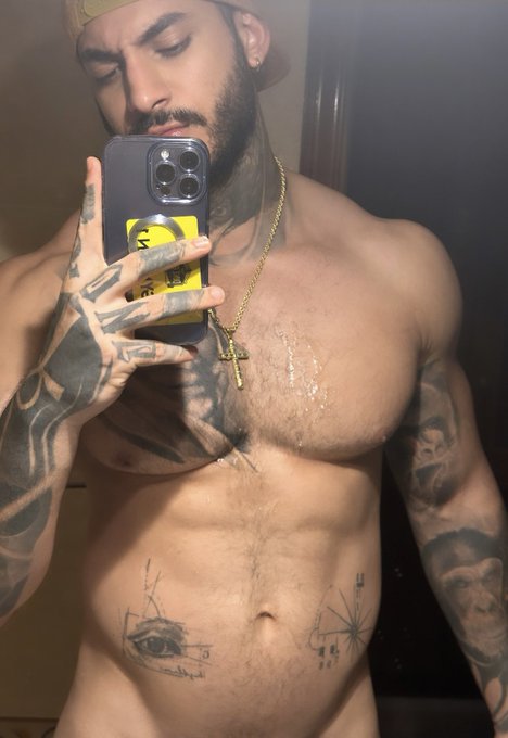 someone is dripping 😏😏  https://t.co/Wy9fRe6Ox2 https://t.co/H4EQWG5v5r