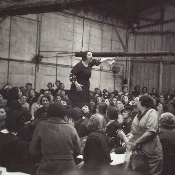 outsidersesp's tweet photo. Recuperemos el Día internacional de la mujer trabajadora.

La leyenda. 

Vayamos primero a los orígenes. Todos los años, cuando llega la fecha del 8 de Marzo, nos cuentan la misma historia sobre su origen, que se eligió este día «…en conmemoración del día 8 de marzo de 1908 en que las trabajadoras de la fábrica textil llamada Cotton declararon una huelga en protesta por las condiciones insoportables de trabajo. El dueño entonces cerró las puertas y prendió fuego muriendo abrasadas las 129 trabajadoras que había dentro».

Pues bien, no hay pruebas documentales de que estos hechos existieran tal como se presentan. La verdadera historia es que fueron cogiendo acontecimientos reales de aquí y de allá, cambiaron fechas y los fueron amañando para presentar unos orígenes a la medida de los intereses de la burguesía. Esta versión aparece en torno a 1955 y el objetivo parece claro: eliminar el carácter comunista que tenía el Día Internacional de la Mujer Trabajadora.

No es extraño que la aparición de esta leyenda se produzca en la década de los años 50. Las vicisitudes que ha sufrido el Día Internacional de la Mujer Trabajadora están ligadas a las sufridas por el movimiento comunista. Será en esta década cuando se produzca la traición revisionista que supuso un abandono de los principios y objetivos revolucionarios de la mayoría de los Partidos Comunistas oficiales, para pasarse con armas y bagajes a colaborar con el capitalismo y, por este motivo, se reescribió la historia de muchos acontecimientos relevantes de la clase obrera para acomodarla a los nuevos tiempos. Así que el terreno estaba abonado para que el movimiento feminista de los años 60 se apropiara de esta fecha y borrara el término trabajadora para convertirla en el Día de la Mujer. Posteriormente se daría un nuevo paso hasta hacerla irreconocible: en 1975, la ONU declara el 8 de Marzo, Día Internacional de la Mujer y de la Paz y los gobiernos de la mayor parte de los países capitalistas organizan actos oficiales en esa fecha. Así es como se ha enterrado un pasado combativo de las mujeres trabajadoras y se ha falsificado uno nuevo que pueda ser asumido por todas las mujeres sin distinción de clase.