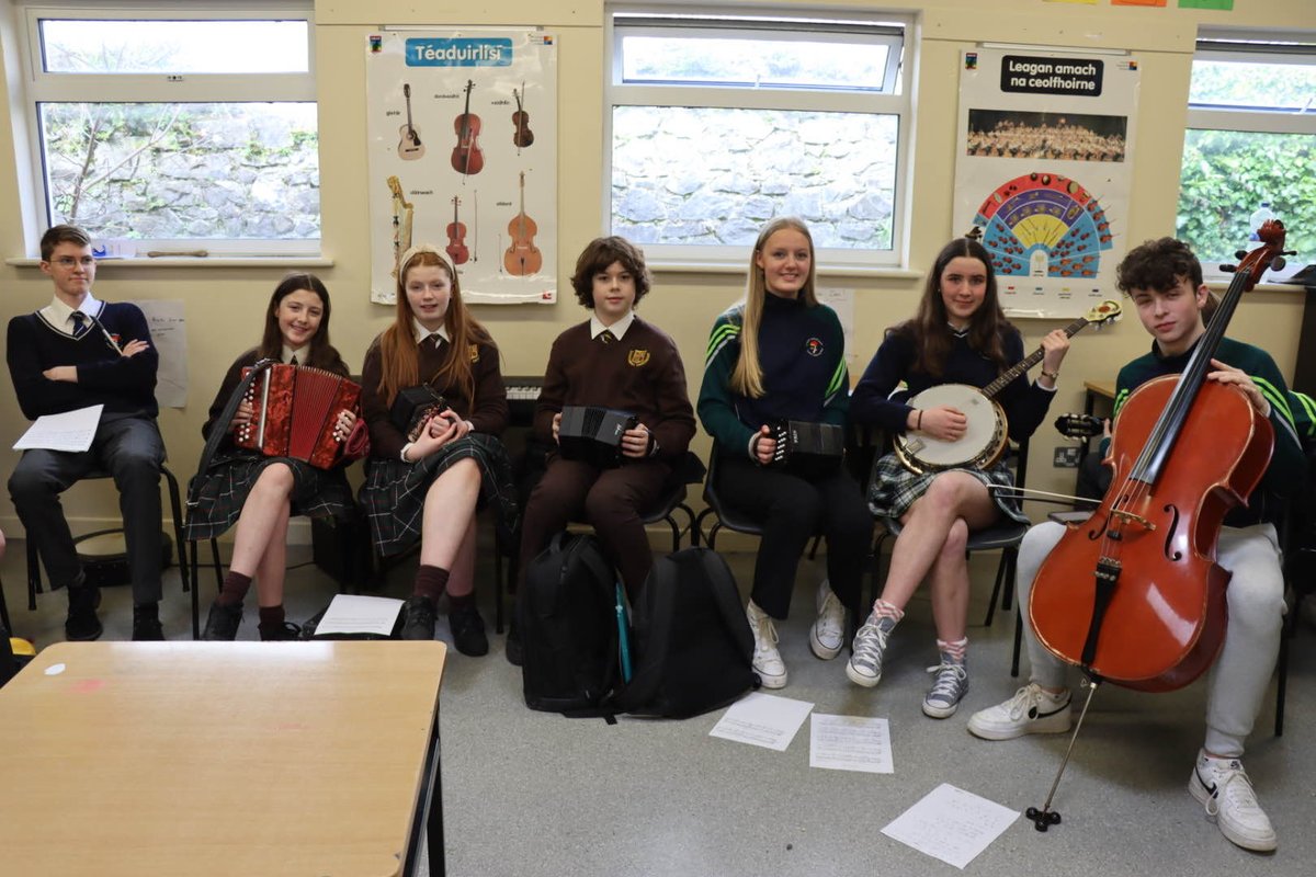 ColPobOsrai's tweet photo. Buíochas ollmhór le @GCCCW1 Gaelcholáiste Cheatharlach a thug cuairt orainn inné chun cleachtadh a dheanamh ar an gceol a sheinnfimid le chéile ag an gcéiliúradh ollmhór Éiteas KCETB Dé Máirt seo chugainn!

#pobalgaelach #éiteasETB
https://t.co/SSEJXuaWzf https://t.co/s95vyA9pCg