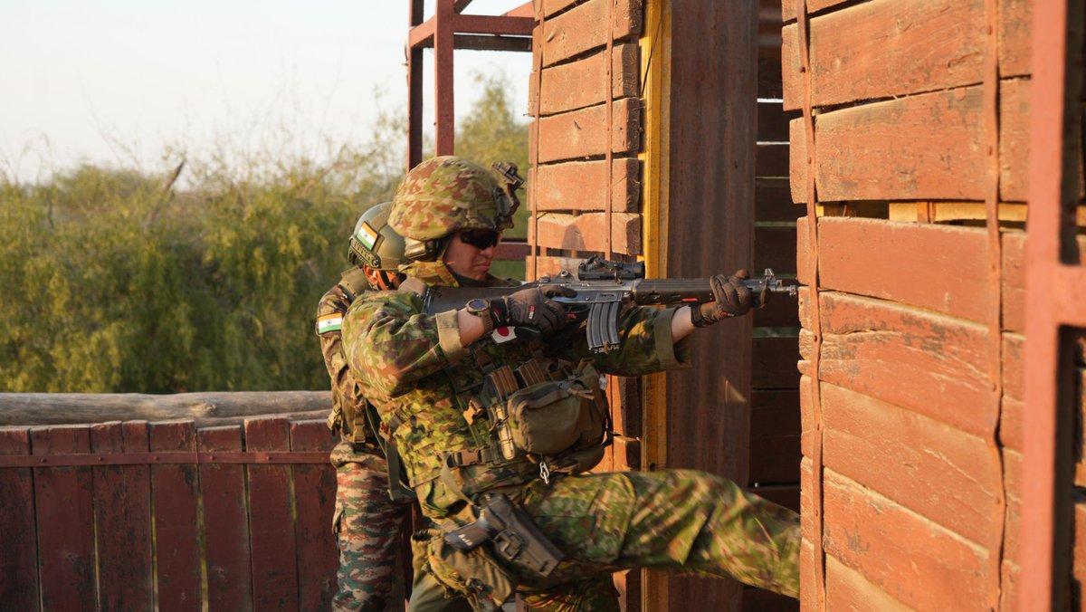 PRODefRjsthn's tweet photo. Fighting in Built Up Area #FIBUA Semi desert terrain requires special Skill, Dare, Persistence
Indo-Japanese troops undertake offensive Ops during Ex #DharmaGuardian to neutralise the terrorists & sanitise the area through synergised action
@giridhararamane @SWComd_IA @adgpi https://t.co/4KIEZMqUJm