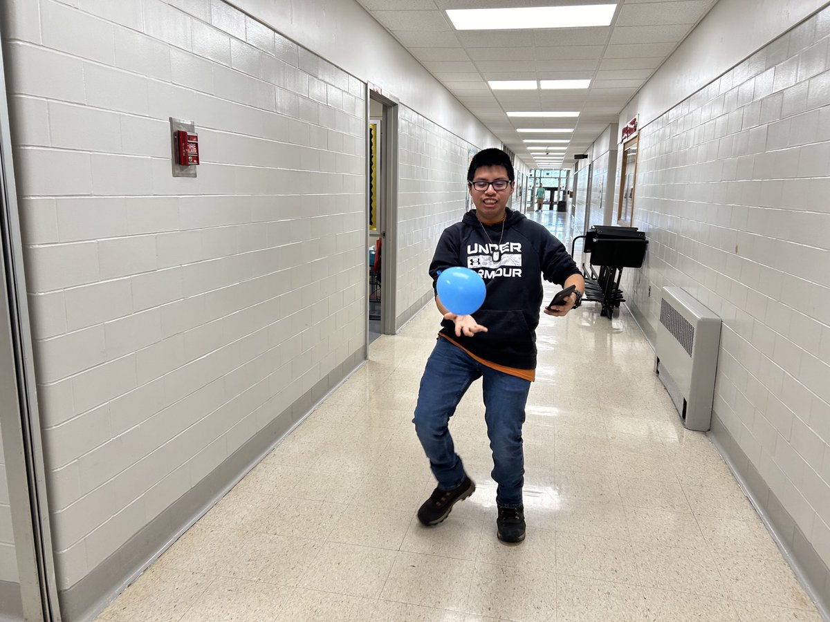Students in Drivers Ed having to keep a ballon in the air while texting. Demonstrating the importance of not texting while driving. Great activity Mr. Byers!!