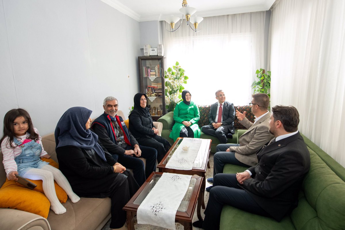 Valimiz Kemal Çeber, Neslihan Ayan Çeber Hanımefendi ile birlikte 8 Mart Dünya Kadınlar Günü dolayısıyla Aziz Şehidimiz Veysel Gündoğdu’nun kıymetli annesi Fatma Gündoğdu’yu ve aile üyelerini ziyaret etti. #Gaziantep #8MartDünyaKadınlarGünü @kemalcebervali