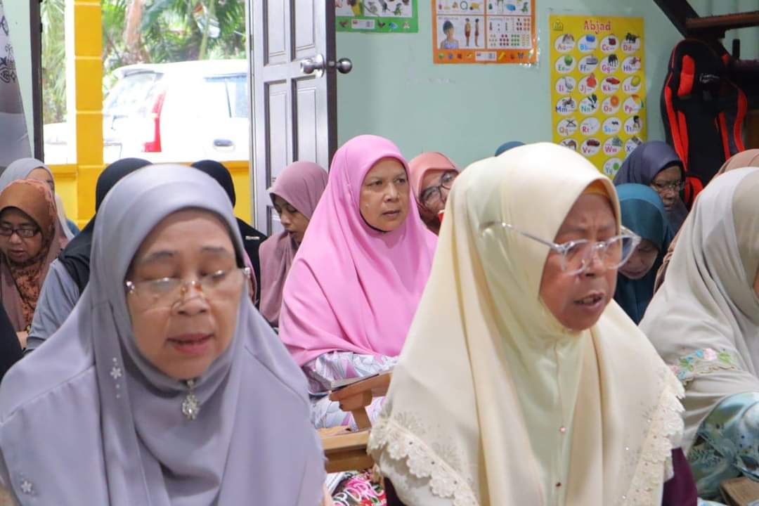 PastiMuar's tweet photo. MAJLIS YASIN DAN TAHLIL PERDANA 2024
ALHAMDULILLAH program berjalan dengan lancar dan baik walaupun cuaca hujan pada hari ini.
Terima kasih kepada semua pihak yang terlibat secara langsung dan tidak langsung. 
#pastimuo 
#pastikawasanmuar 
#mgpkmuar https://t.co/fLjnWFFcbj