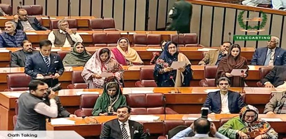 Karwa_Saach's tweet photo. پشاور ہائیکورٹ کا حکم بوٹ کی نوک پر رکھ دیا
اسپیکر قومی اسمبلی نے آقاؤں کے حکم پر مخصوص نشستوں والے اراکین سے حلف لے لیا
آئین اور قانون کو بے وقعت کرنے سے "تم" بھی بے وقعت ہوتے جارہے ہو
سب کچھ تباہ کرکے "تم خود" بھی تباہ ہو جاؤ گے۔۔۔!!!
#مینڈیٹ_چور_بےشرم_لوگ https://t.co/LB0ZzAHYyh