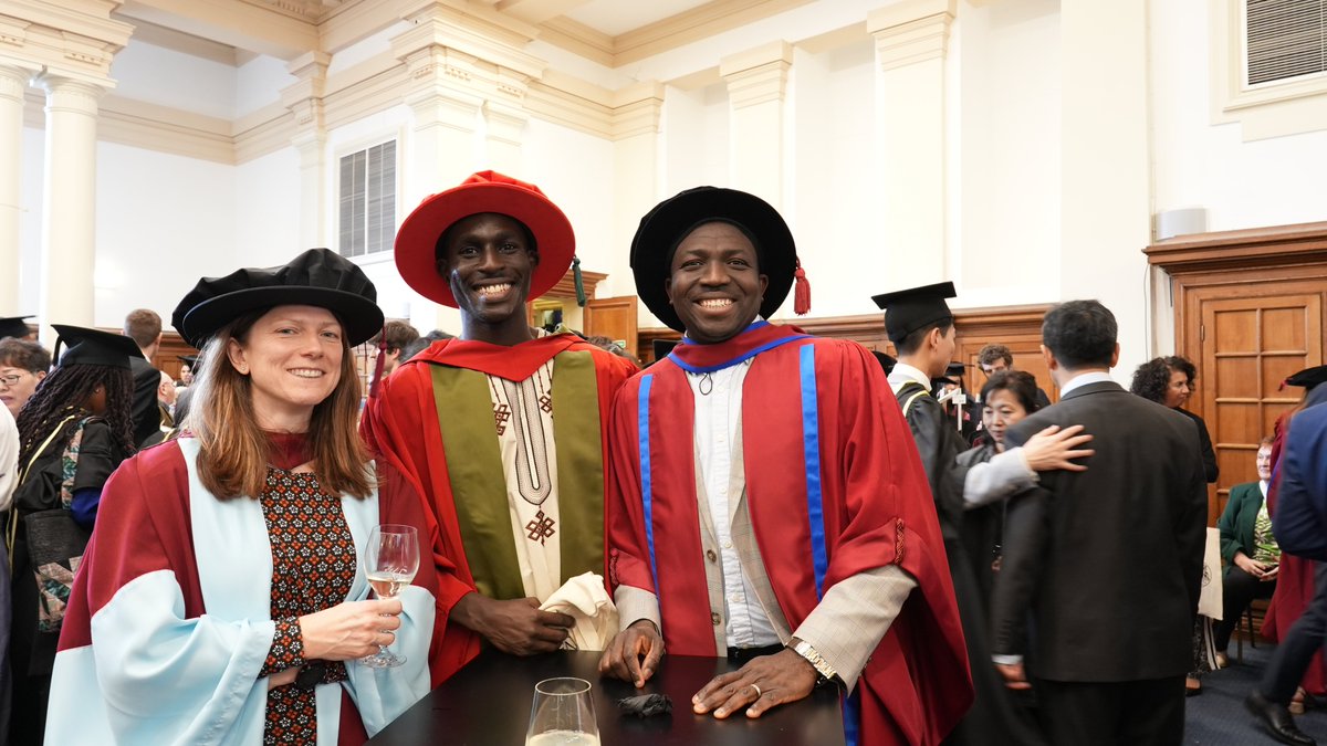 LSHTM's tweet photo. Congratulations all!🎓👩🎓👨🎓
The world needs #GlobalHealth🌍experts more than ever, you have great futures ahead of you.
We can't wait to see what you do with your skills. Keep in touch with your @LSHTM_Alumni community.
👉https://t.co/Pez7Y2xXTa
#LSHTMGrad https://t.co/uUYHwGJtSG