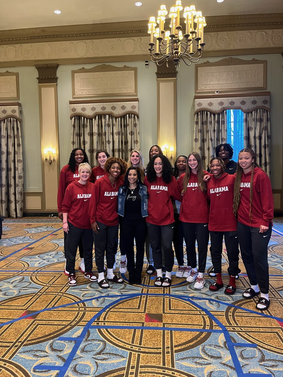 nopearlzb4swyne's tweet photo. Representing #squad & being treated like royalty by @AlabamaWBB & @BamaGymnastics
@ the #SECWBB 'ship in #GreenvilleSC. So thankful & humbled to be named Bama's #SECLegend this year. Big gratitude to JESUS & EVERYONE who contributed to this blessing. Y'all know who u r. #Rolleth https://t.co/YKKKRzFD9k