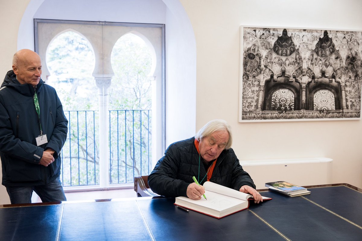 Un honor recibir a @stevenhollarch en @alhambracultura Todo un referente de la arquitectura contemporánea. En su visita al monumento ha firmado en el libro de honor de la #Alhambra. #alhambracultura #Architect