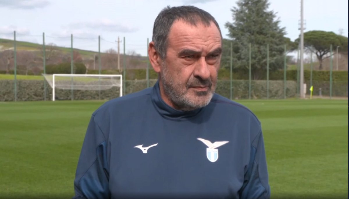 marifcinter's tweet photo. Sarri: "Rispondere all'attacco di Luciano Moggi? Mi metti in difficoltà perché devo rispondere a un radiato e mi sento di mancare di rispetto a tutti i non radiati. L’ultimo scudetto della Juve è stato sotto la mia gestione e l’unica retrocessione della Juve è stata sotto la sua gestione. I fatti sono questi"