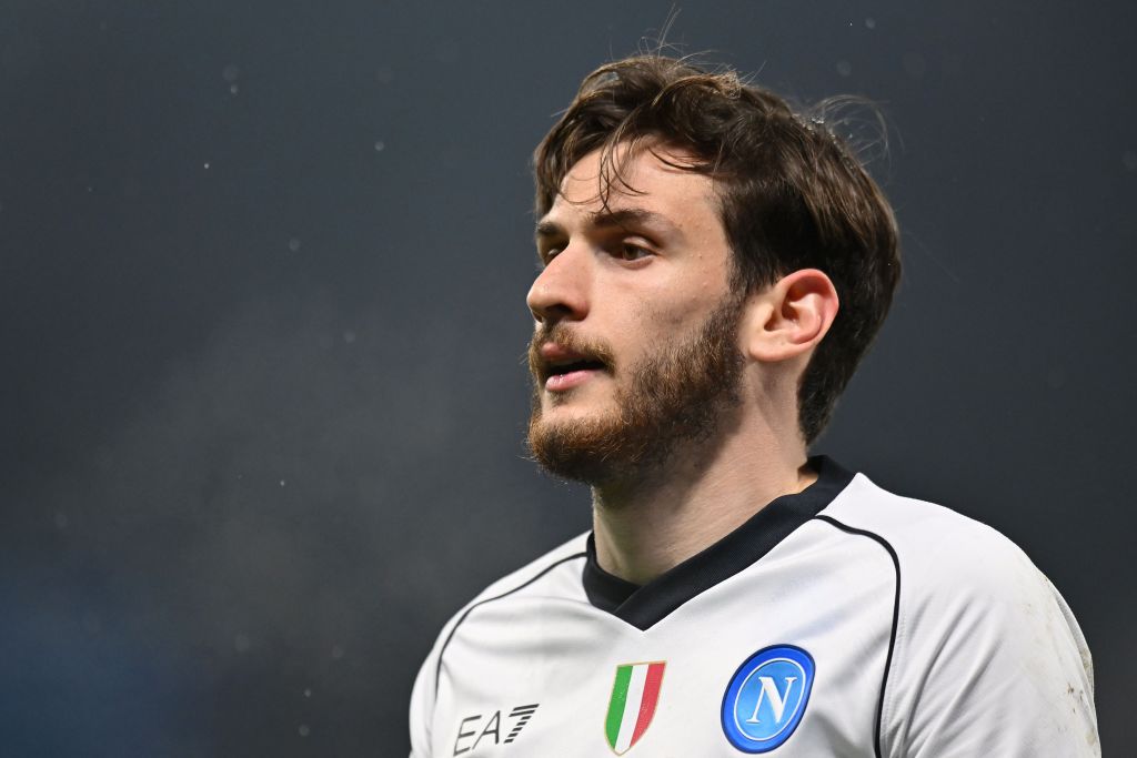 FabrizioRomano's tweet image. 🔵🇬🇪 Kvaratskhelia's agent Mamuka Jugeli: "We are in talks with Napoli. He will leave the club in the summer only in case they receive a huge amount of money, impossible to reject. I can't mention the number".

"It will be all clear by the end of May", told Gazzetta.