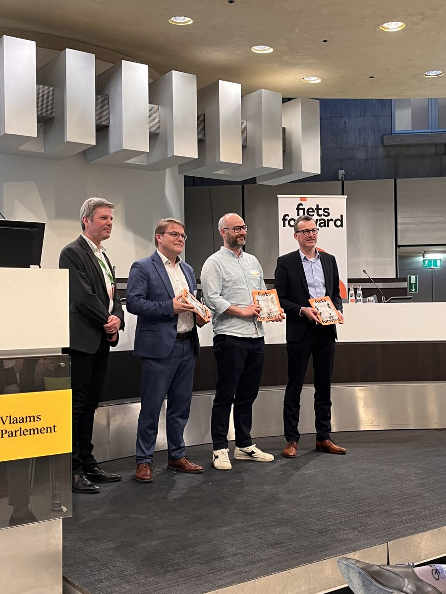 FietsberaadVL's tweet photo. “Met #fietsforward leggen we de lat bewust nog wat hoger. Want wie zich wil verbeteren, moet zich meten met de besten. Met het nieuwe magazine spelen we hierop in.” @WoutBaert #10jaarfietsberaad https://t.co/Zmw7pTqUZm