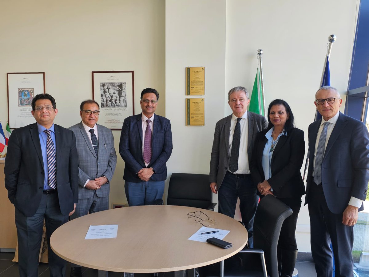 Director_IITK's tweet photo. I am pleased to announce that, as a significant step forward, we signed a MoU with Fondazione CNAO - Centro Nazionale di Adroterapia Oncologica in Pavia, Italy, yesterday to establish a joint research programme. 

- Prof. S. Ganesh, Director, #IITKanpur 

#research #iitk https://t.co/0kBPAhxPeW