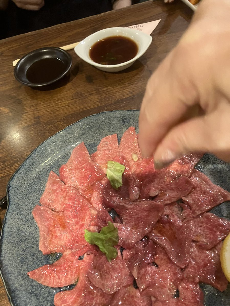 inc_Marie's tweet photo. は〜るばる〜来たぜ、かーうはうーす🐮

最初は牛タンから〜
レモンだけでいただきます🍋

#cowhouse
#山形県牛 https://t.co/bsJ7oOGbqo