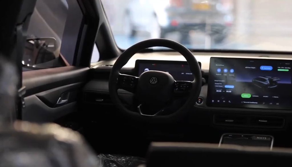 kh3lij_Arabi's tweet photo. اطلاق أول سيارة SUV عمانية كهربائية رباعية الدفع 🇴🇲

• السيارة تحمل علامة شركة Mays ستتوفر في الأسواق بنهاية العام الجاري بسعر يقارب من 39 ألف $ 

• تقطع مسافة 510 كم بشحنة واحدة، ومزودة بنظام تحكم وتحدث آلي متكامل.

• شاشتين بحجم 14 و 10 إنش والعديد من المواصفات الأخرى. https://t.co/UNtheyI5DE