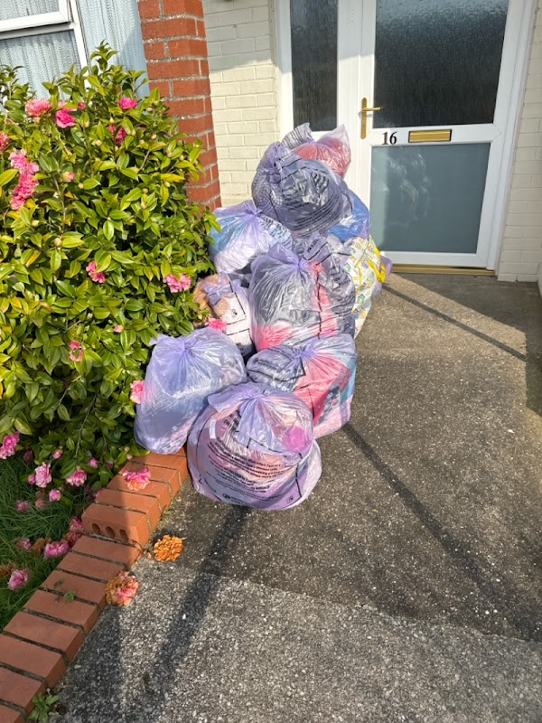 CMCWales's tweet photo. Amazing generosity in Bridgend! A heartwarming shoutout to an incredible customer who just donated a whopping 110kg of used clothing, to support #FirefightersCharity🚒🔥Your kindness is making a real difference in our community. Thank you for turning clothes into funds for a great cause! 💙 #Bridgend #CommunitySpirit #GiveBack #Wales #Charity🌈♻️