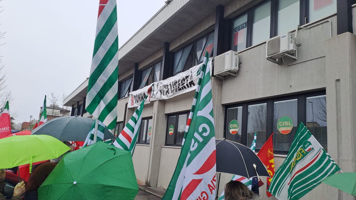 DallaDenis's tweet photo. #08marzo2024 #Pordenone Giornata Internazionale della donna esposizione Striscione Donna Vita e Libertà per il riconoscimento dei diritti a tutte le donne @Gazzettino @Messaggero @Telefriuli1 @gigidimeodirect @TgrRaiFVG https://t.co/pNtoUn3vii