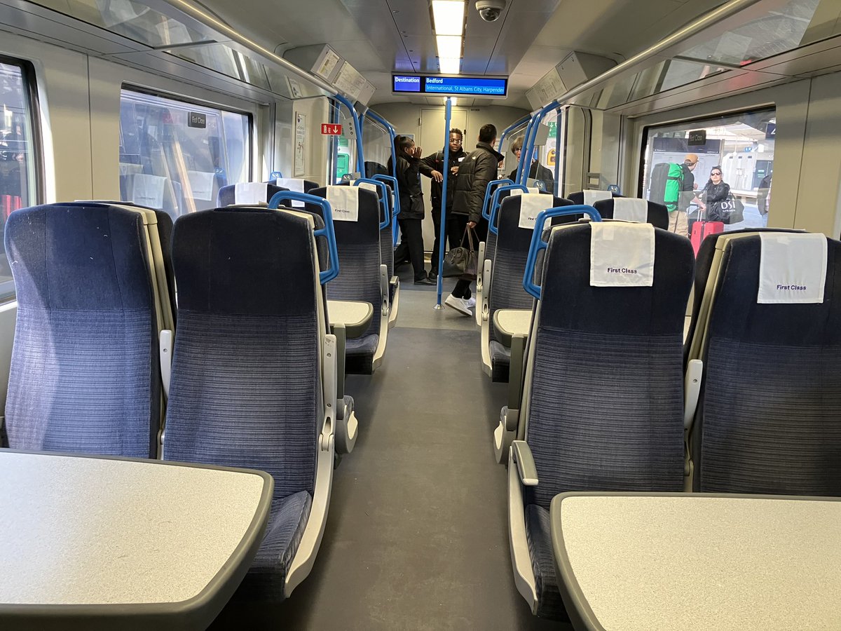 It takes two <a href="/TLRailUK/">Thameslink</a> Thameslink staff to do the important work here of making sure no one even stands in the well used first class section... #LondonBridge