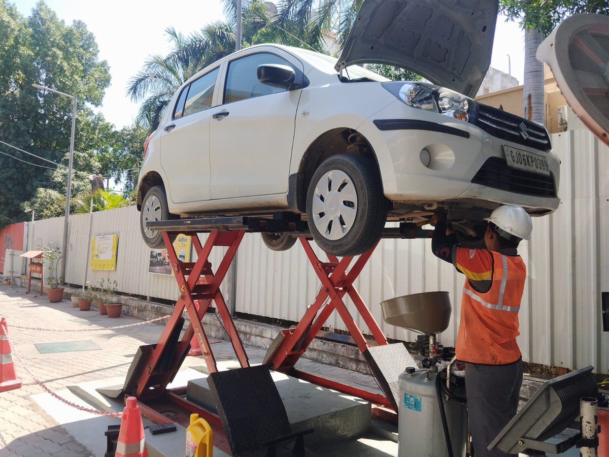 pddadhania's tweet photo. @Shell_India 🚗🔧 Celebrating Women's Day at Shell! 🌟 Had an awesome experience with a skilled woman handling my oil change. Kudos to @Shell for empowering women in traditionally male roles! 👩‍🔧💪 #InternationalWomensDay #ShellEmpowers #EqualityAtShell https://t.co/ayP1IEnRQa