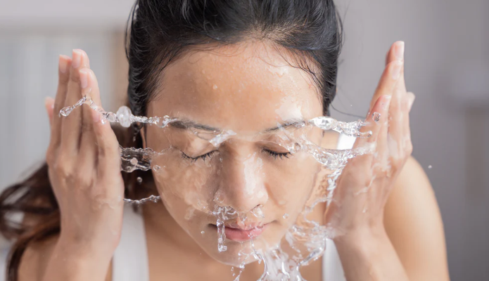 ju0824's tweet photo. "Avoid over-washing your face, as it can strip away natural oils and disrupt the skin's balance. Opt for gentle cleansers and limit washing to twice daily for optimal skin health." https://t.co/KZAaCM0Ft0